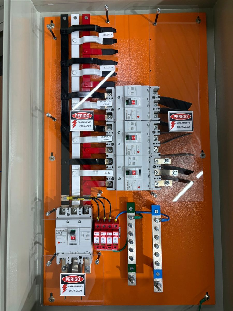 Painel com barramento, disjuntores para inversor solar, gerador e BESS