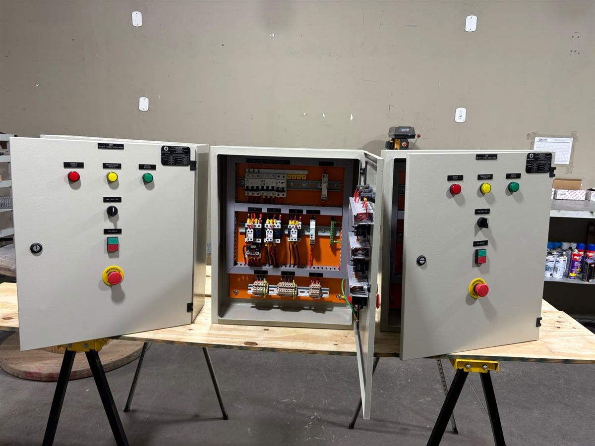 Quadros de comando com botoeiras e interior com contatores e bornes