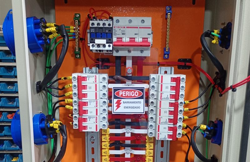 Quadro elétrico comercial com contator, disjuntores e barramento protegido