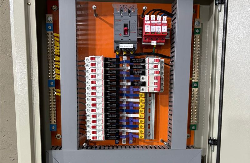 Painel elétrico com disjuntor geral, DPS e circuitos identificados
